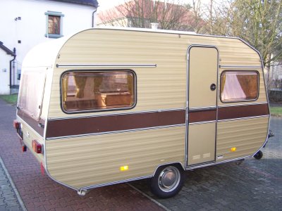 Retro lehký obytný přívěs Avento 350 pro 4 osoby