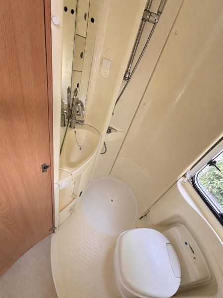 OBYTNÝ AUTOMOBIL KNAUS TRAVEL - klimatizace, tažné, garáž 