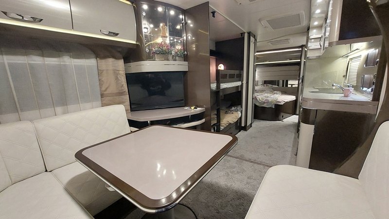 Hobby 650 UKFE Premium – Luxusní rodinný obytný palác pro 6 osob