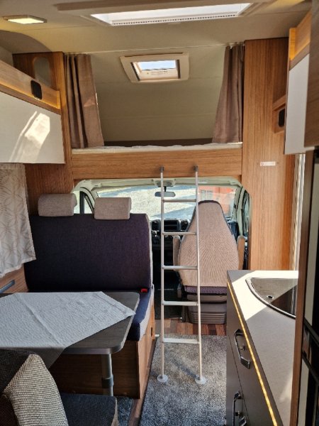 WEINSBERG CaraHome 650 DG ( model 2025) – rodinný obytný vůz
