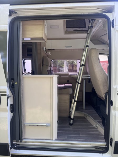 Obytný automobil Campervan se střešním stanem