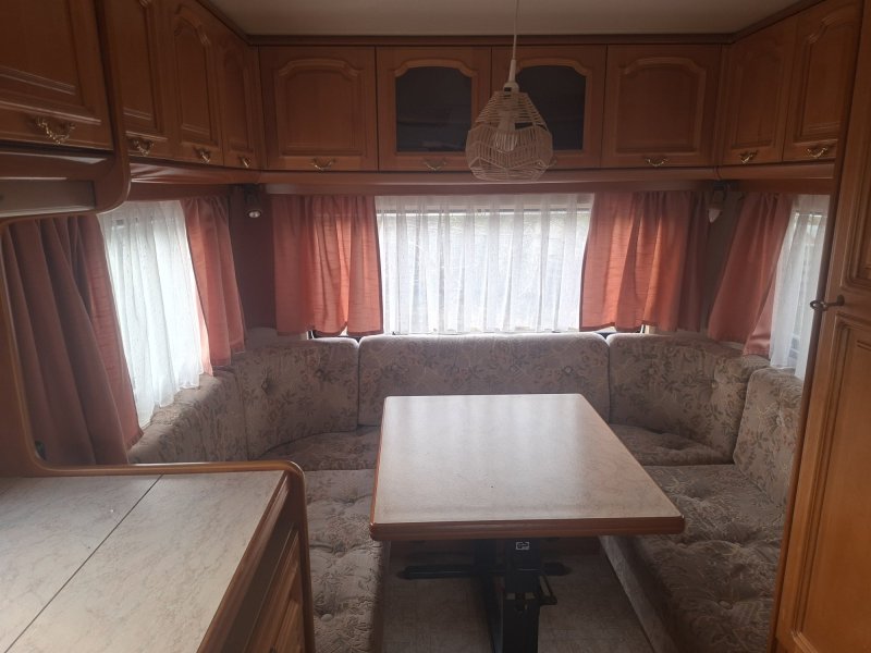 Prodám karavan Hobby De Luxe 460