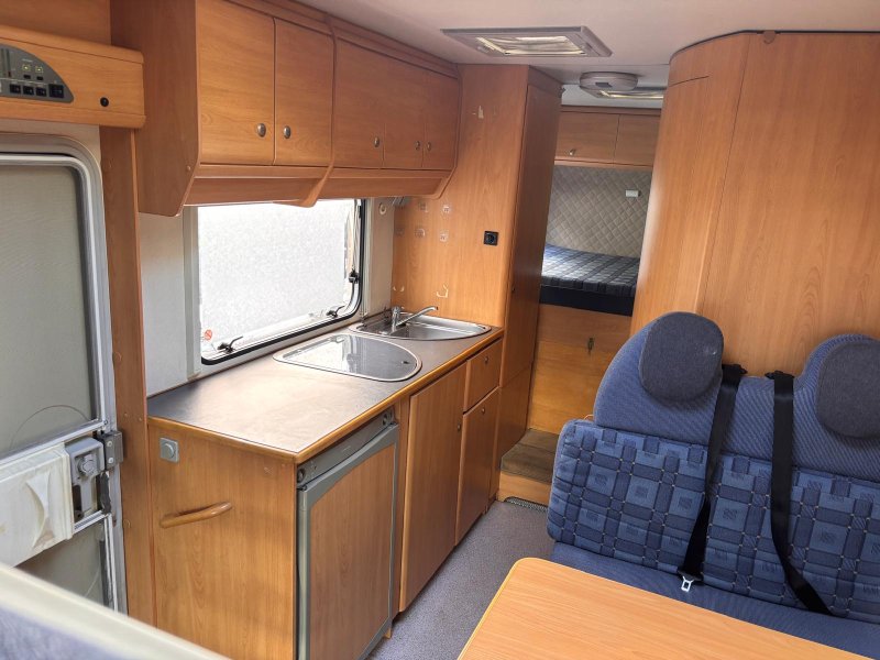 OBYTNÝ AUTOMOBIL KNAUS TRAVEL - klimatizace, tažné, garáž 