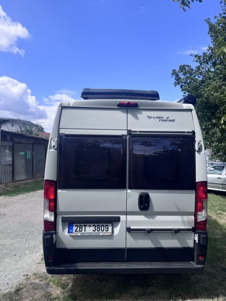 Obytný automobil Campervan se střešním stanem