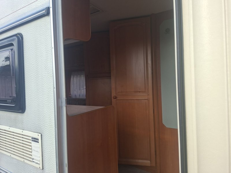 Prodám karavan Hobby De Luxe 460