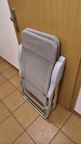 2x lehké kempingové křesla.