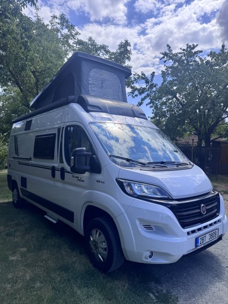 Obytný automobil Campervan se střešním stanem