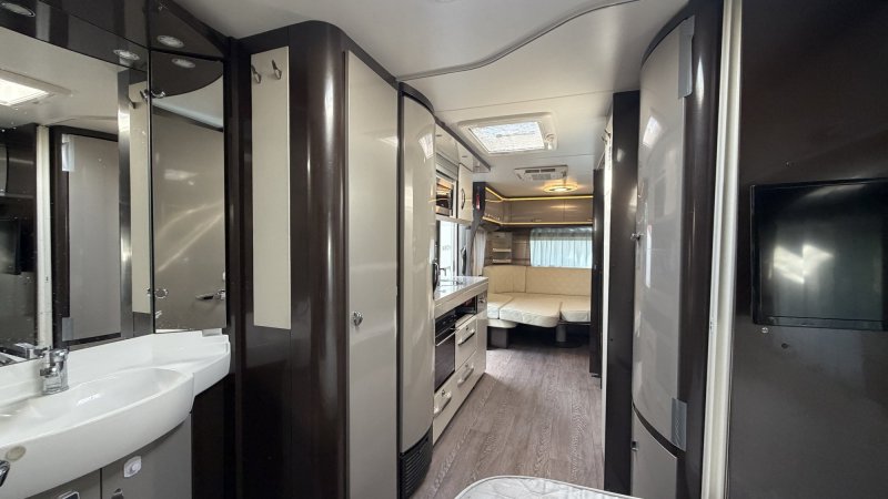 Hobby 650 UKFE Premium – Luxusní rodinný obytný palác pro 6 osob