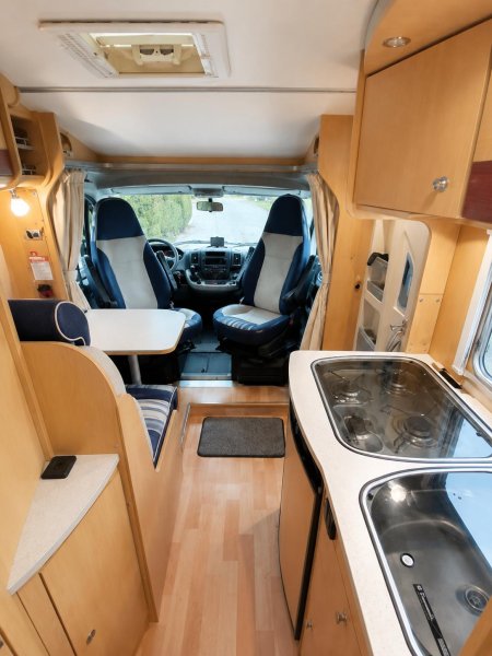 POLOINTEGROVANÝ OBYTNÝ AUTOMOBIL DETHLEFFS GLOBETROTTER T1 
