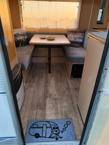 Bouraný karavan