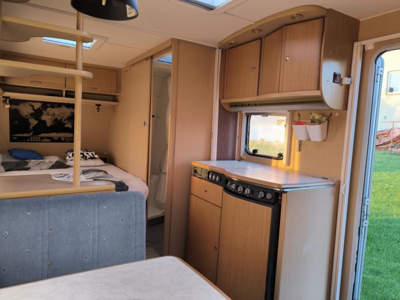 Bouraný karavan
