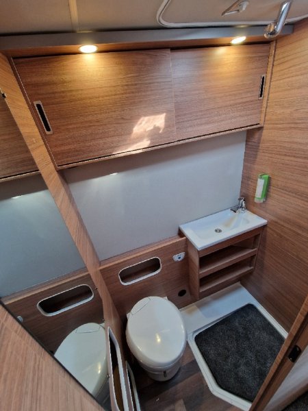 WEINSBERG CaraHome 650 DG ( model 2025) – rodinný obytný vůz