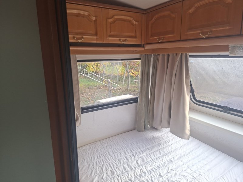 Prodám karavan Hobby De Luxe 460