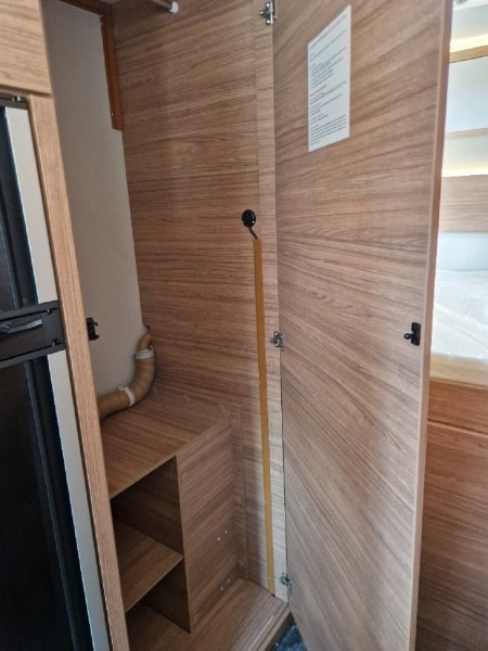 WEINSBERG CaraHome 650 DG ( model 2025) – rodinný obytný vůz