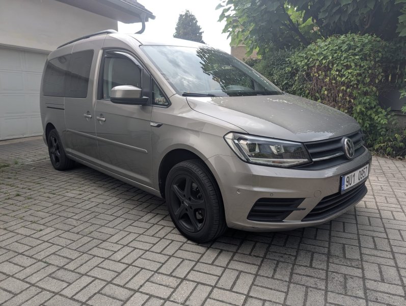 Volkswagen Caddy Maxi Camper OFF-GRID | 1. majitel | 2017 | 154 000 km | připraven na cestování bez dalších investic