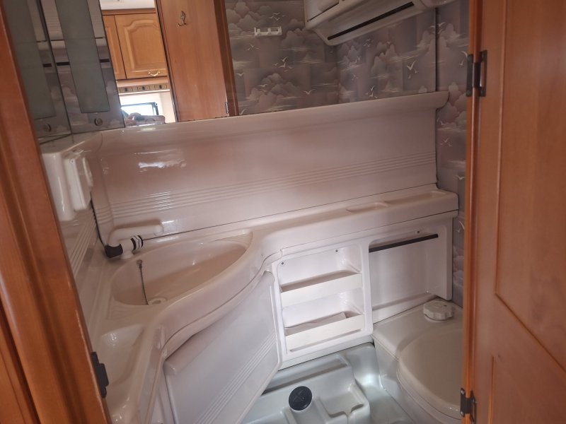 Prodám karavan Hobby De Luxe 460