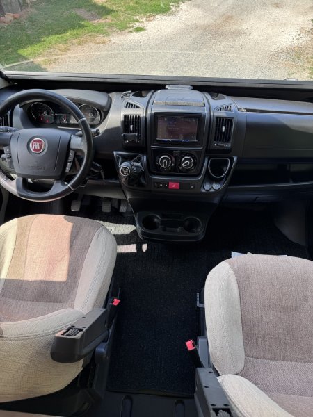 Obytný automobil Campervan se střešním stanem