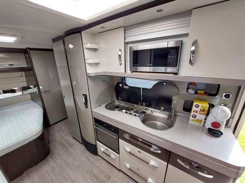 Hobby 650 UKFE Premium – Luxusní rodinný obytný palác pro 6 osob