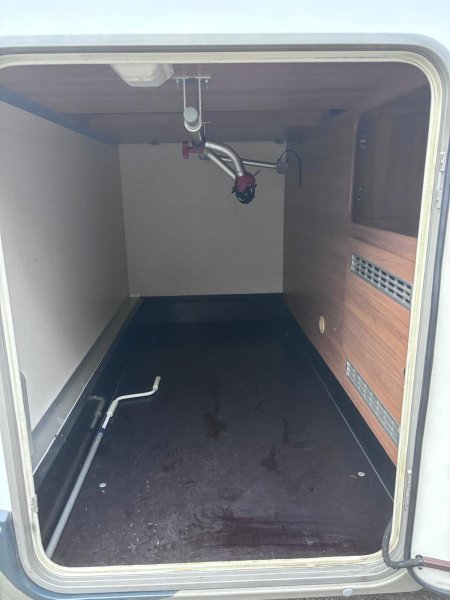 OBYTNÉ AUTO BURSTNER - PODÉLNÉ POSTELE , PRVNÍ MAJITEL