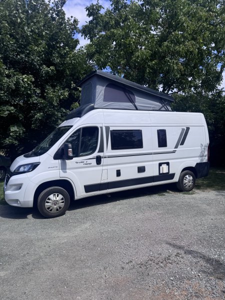 Obytný automobil Campervan se střešním stanem