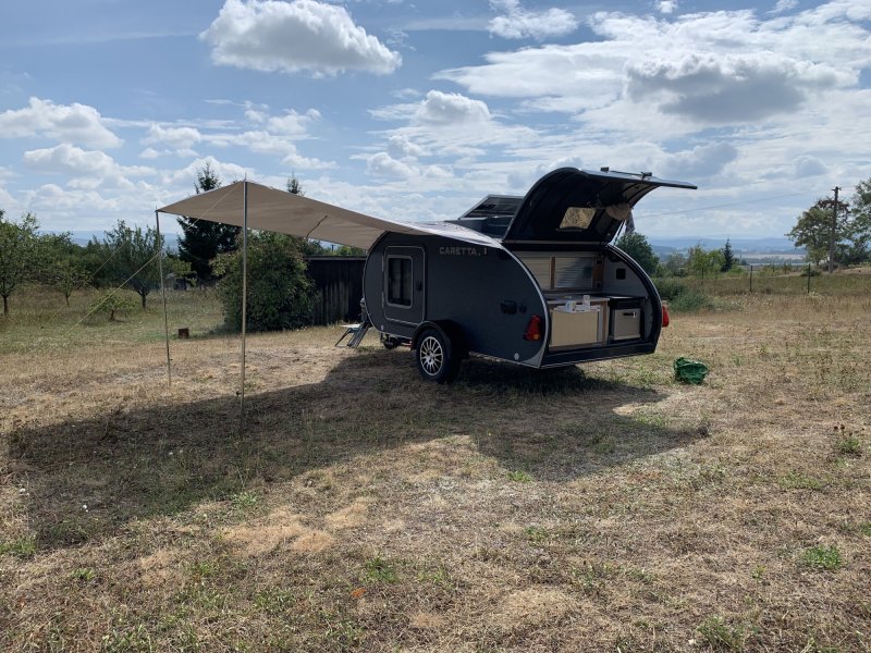 Karavan Caretta 1500 | lednice, naftové topení, solár | STK 04/2027 | 349 000 Kč s DPH (288 430 Kč bez DPH)