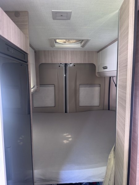Obytný automobil Campervan se střešním stanem