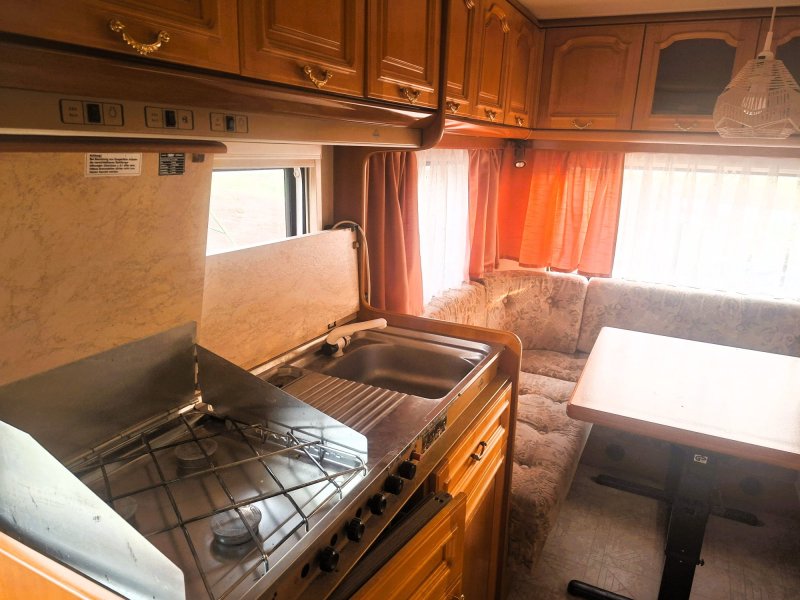 Prodám karavan Hobby De Luxe 460
