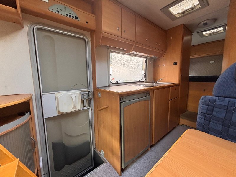 OBYTNÝ AUTOMOBIL KNAUS TRAVEL - klimatizace, tažné, garáž 