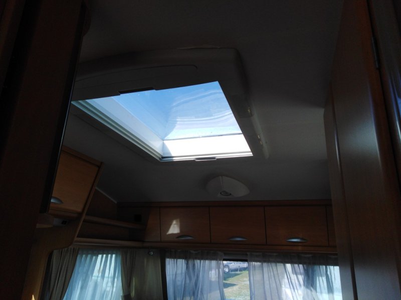Karavan Chateau Calista 466-francouzská postel