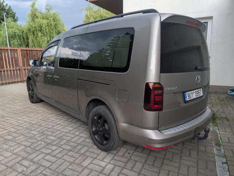 Volkswagen Caddy Maxi Camper OFF-GRID | 1. majitel | 2017 | 154 000 km | připraven na cestování bez dalších investic