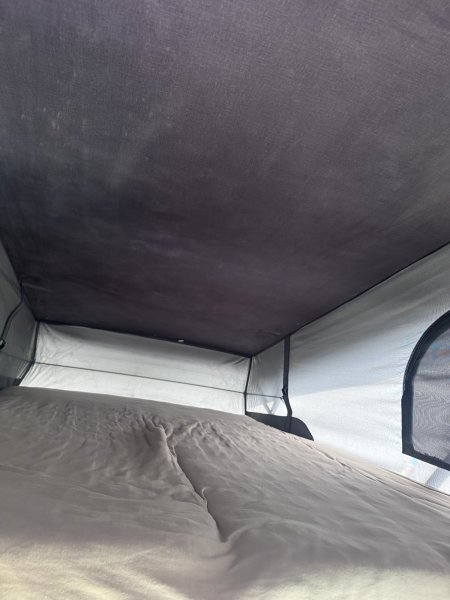 Obytný automobil Campervan se střešním stanem