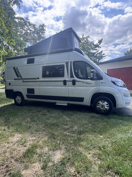 Obytný automobil Campervan se střešním stanem