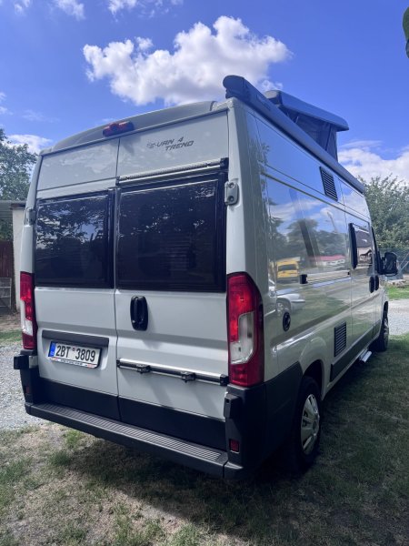 Obytný automobil Campervan se střešním stanem
