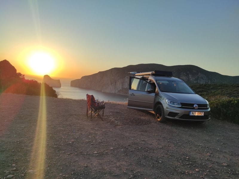 Volkswagen Caddy Maxi Camper OFF-GRID | 1. majitel | 2017 | 154 000 km | připraven na cestování bez dalších investic