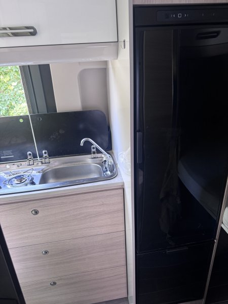 Obytný automobil Campervan se střešním stanem