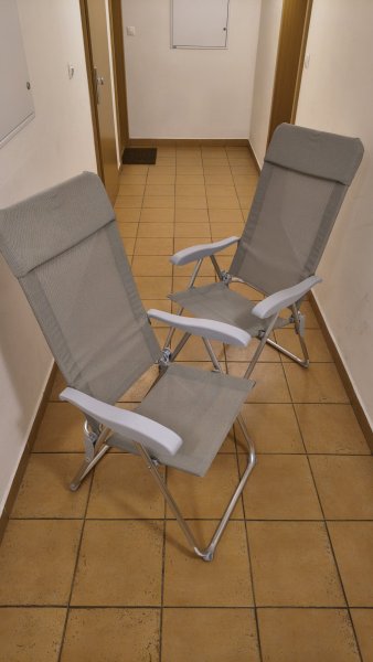 2x lehké kempingové křesla.
