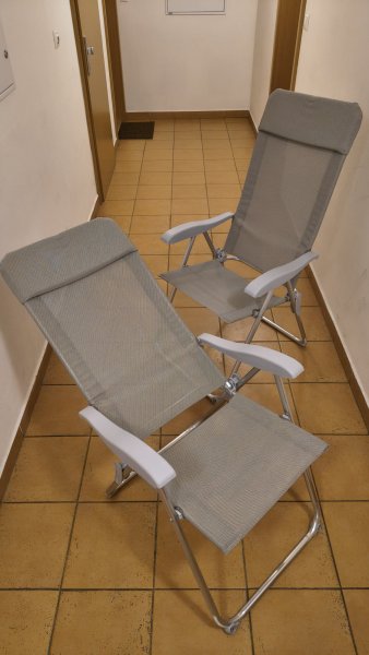 2x lehké kempingové křesla.