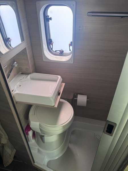 Obytný automobil Campervan se střešním stanem