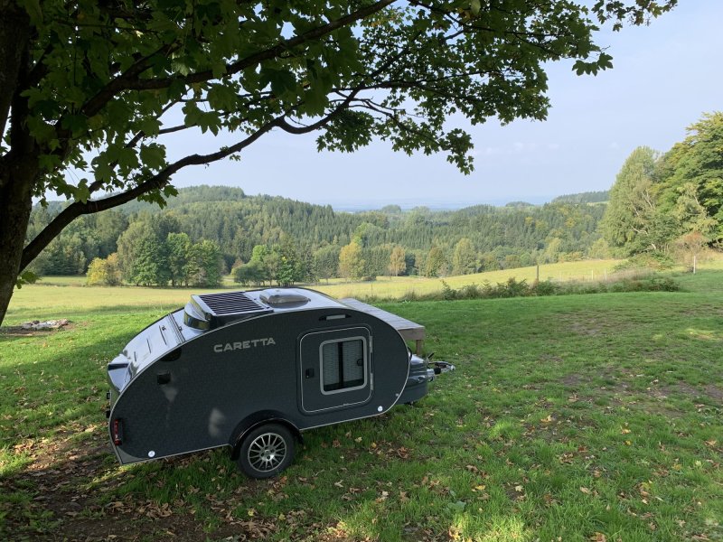 Karavan Caretta 1500 | lednice, naftové topení, solár | STK 04/2027 | 349 000 Kč s DPH (288 430 Kč bez DPH)