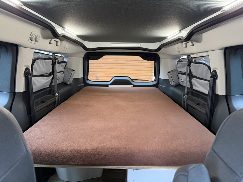 Toyota Proace Verso se stanovou střechou a vestavbou Fullvans