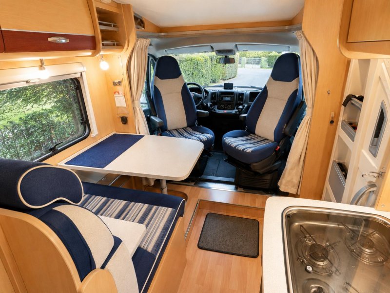 POLOINTEGROVANÝ OBYTNÝ AUTOMOBIL DETHLEFFS GLOBETROTTER T1 