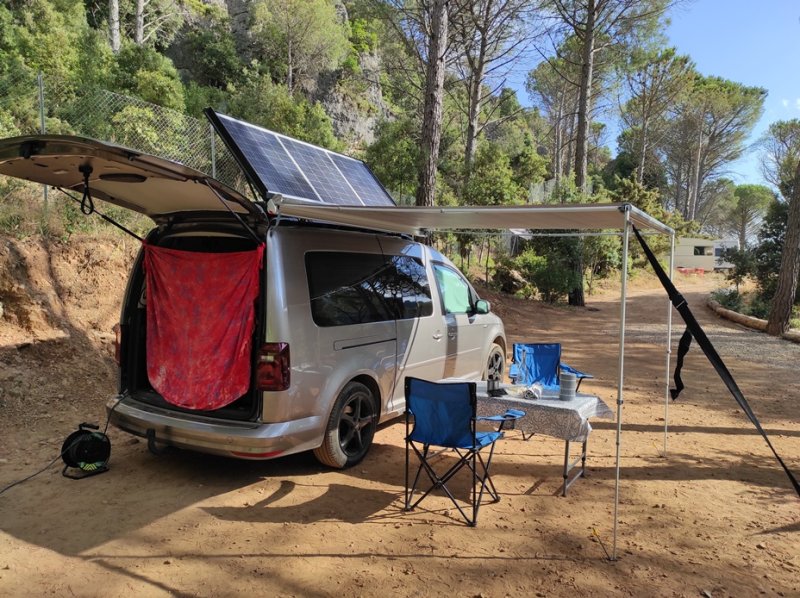 Volkswagen Caddy Maxi Camper OFF-GRID | 1. majitel | 2017 | 154 000 km | připraven na cestování bez dalších investic