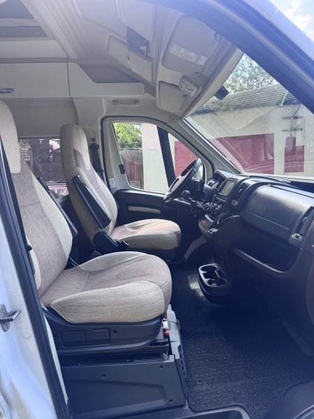 Obytný automobil Campervan se střešním stanem