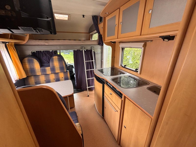 OBYTNÉ AUTO DETHLEFFS - KLIMATIZACE KABINY, 77 000KM