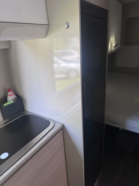 Obytný automobil Campervan se střešním stanem