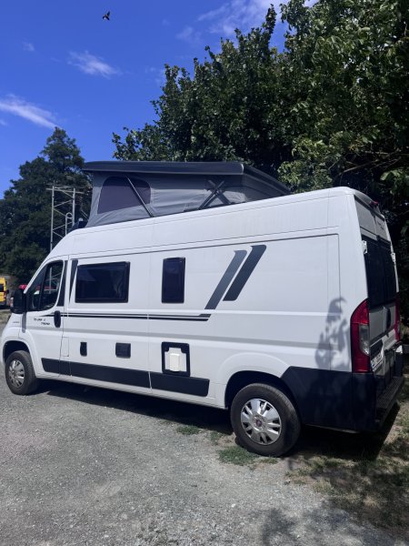 Obytný automobil Campervan se střešním stanem