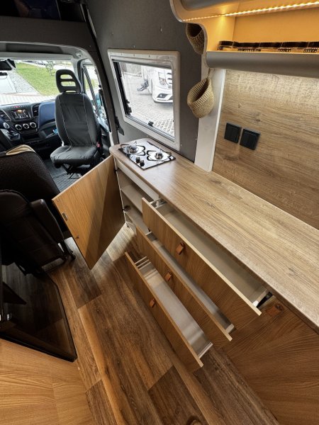 Iveco Daily - prostorná individuální vestavba pro 4 