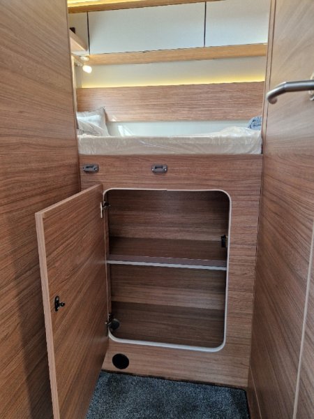 WEINSBERG CaraHome 650 DG ( model 2025) – rodinný obytný vůz