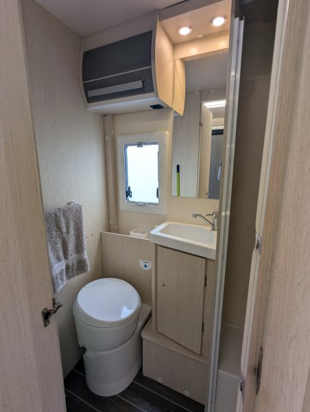 NobelART A-9000 Elegance, obytný vůz, model 2024, Ford Transit 2.0 TDI 96 kW – 6 míst / 6 lůžek