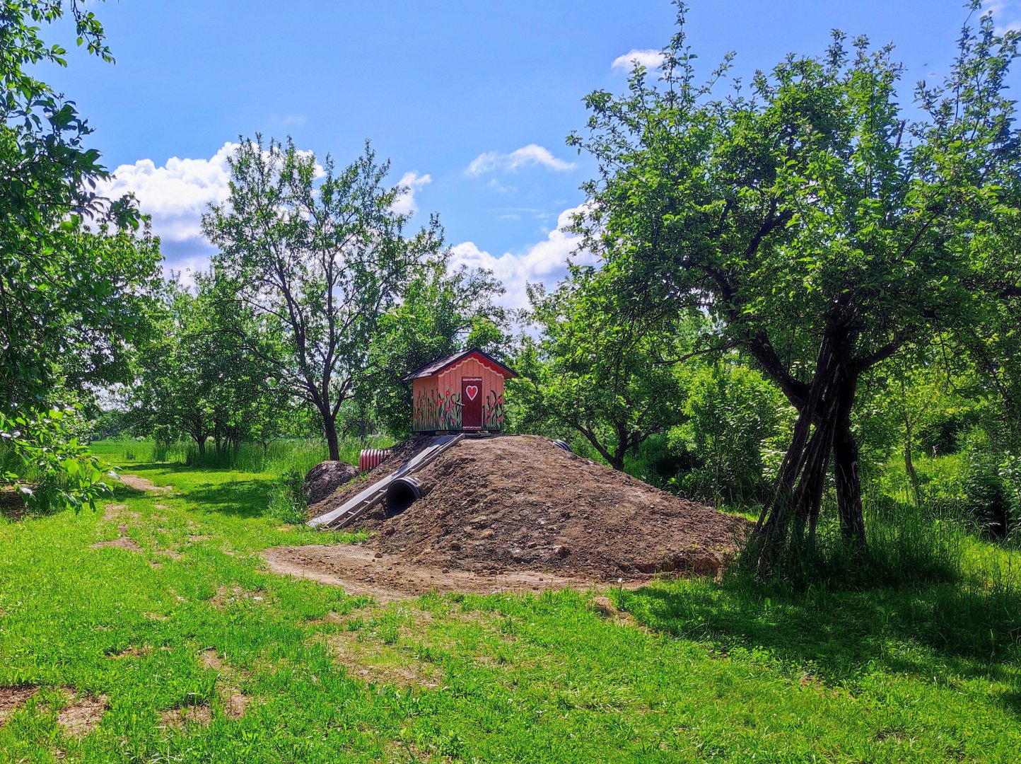 Wzgórze z domkiem z piernika